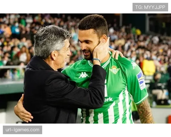 现场直击：贝蒂斯前锋威廉·若泽如何在一次反击中完成三人间的连续一脚传递