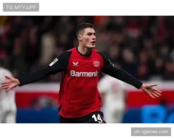 终场哨响,勒沃库森球员瘫坐草地,教练组上前逐一搀扶 终场哨响,勒沃库森球员瘫坐草地,教练组上前逐一搀扶