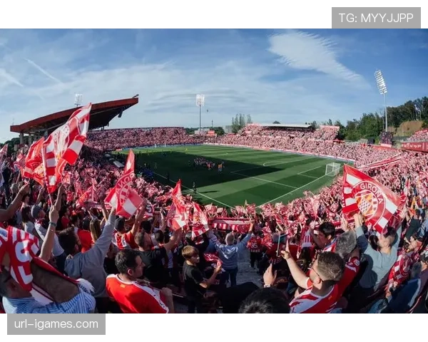 通讯：一座小镇的狂欢，赫罗纳历史性闯入欧战区后全城游行庆祝